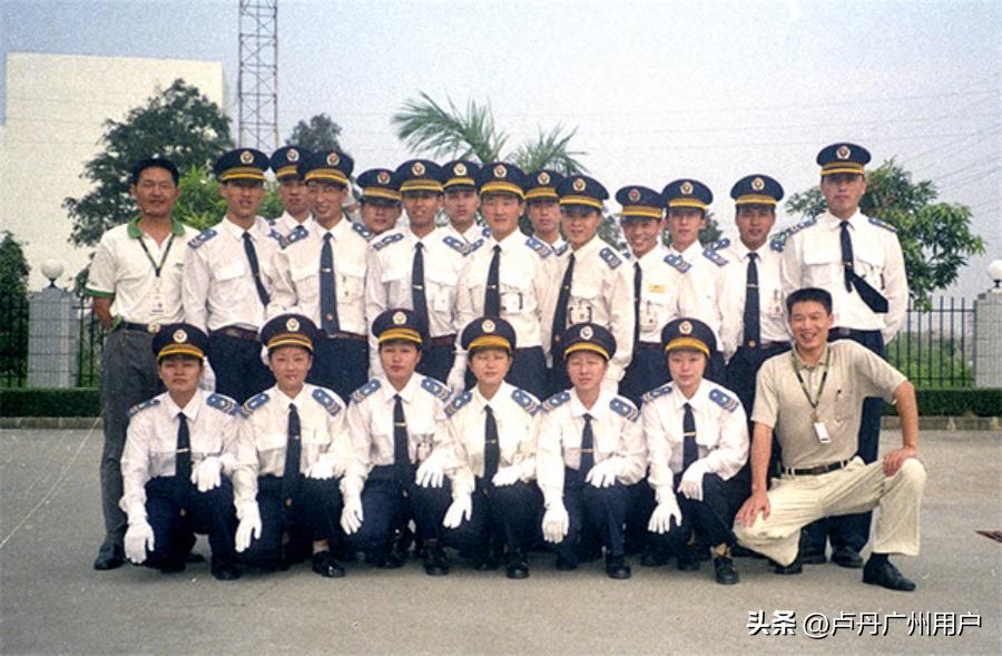 20年拍下150万张“东莞女工”在国外爆火：中国制造，不可思议！