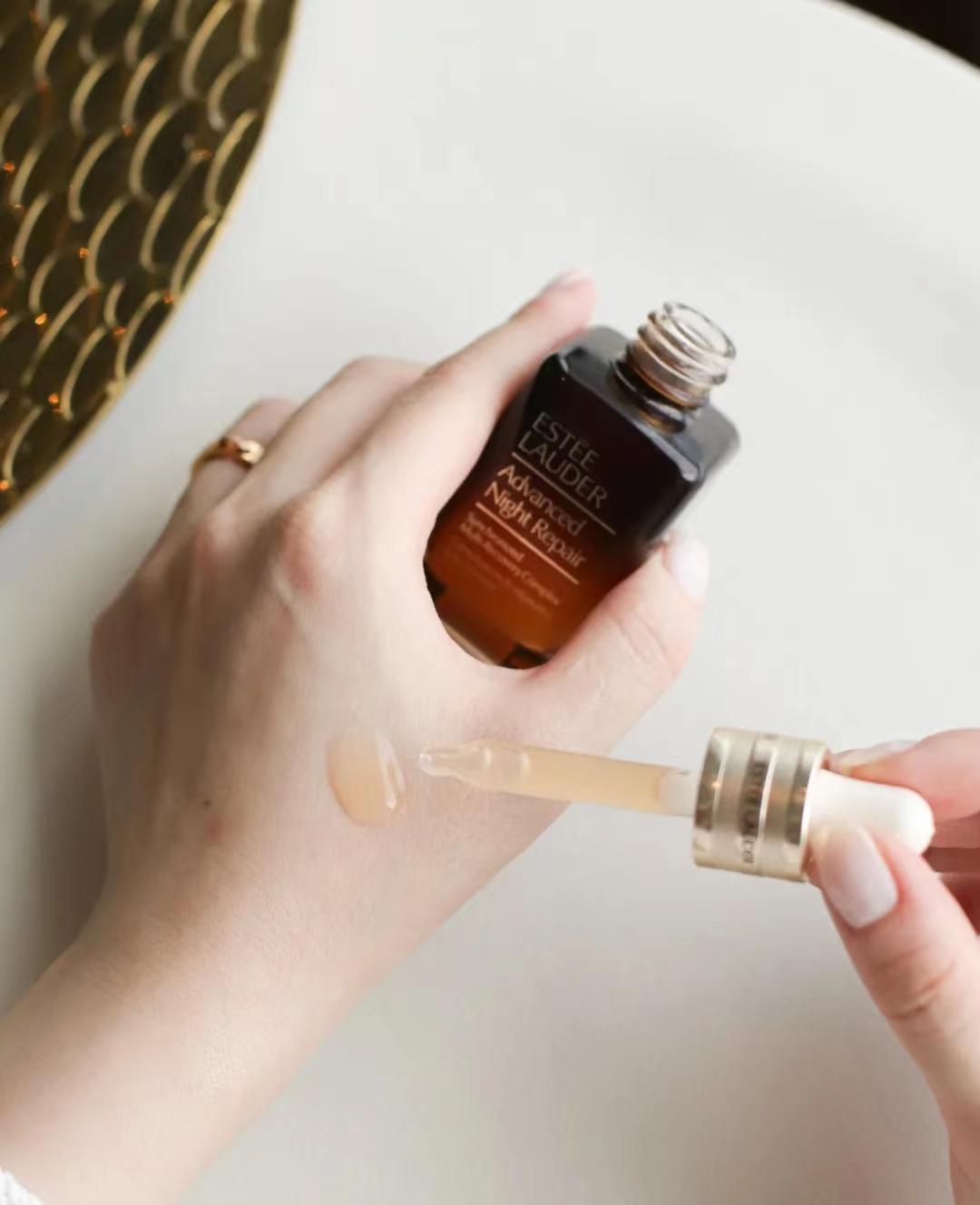 兰蔻和雅诗兰黛哪个适合年轻,兰蔻和雅诗兰黛哪些值得入手