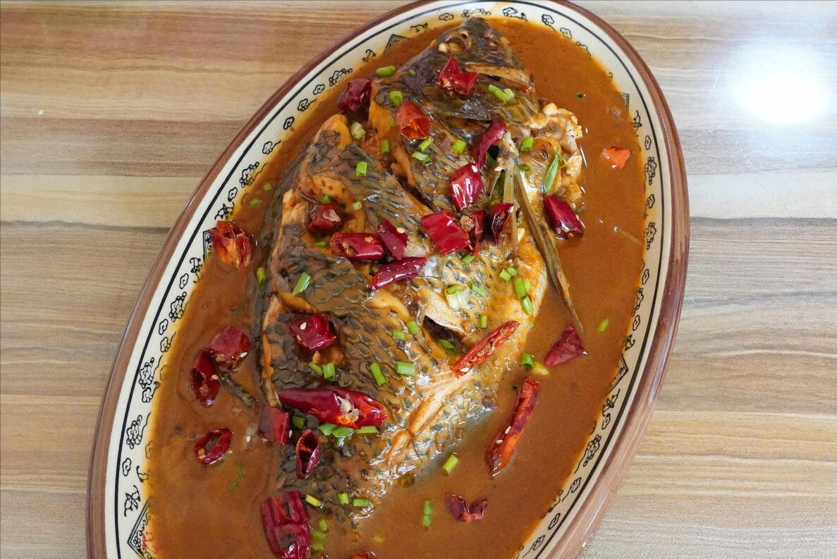 炖鱼要想去腥，别再放料酒了，只需多放2样，鱼肉香嫩，腥味全无