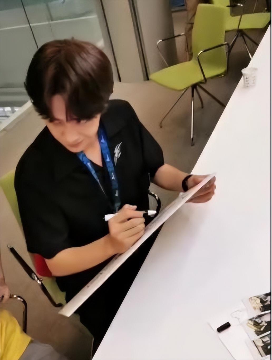 没常识、不识字、不会乘法口诀，这些顶流“文盲”凭什么会红？