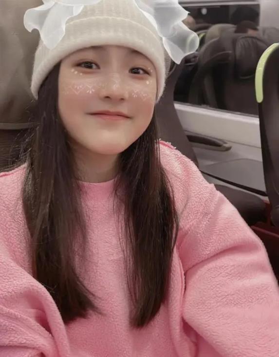 王诗龄李湘王岳伦头等舱,李湘王诗龄机场