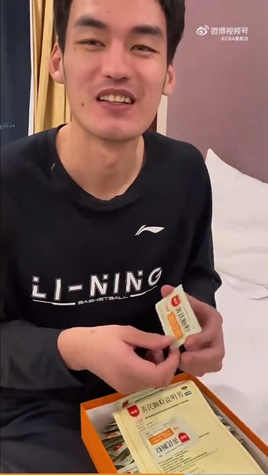 笑喷!同曦老板娘送队员爱马仕新年礼物,林葳喜提语数外三套高考题