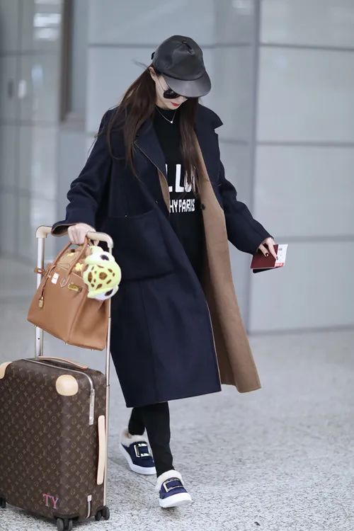 唐嫣在机场时背的焦糖色包,唐嫣曾经用过哪些包包