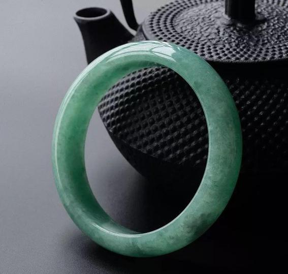 翡翠手镯是胶感好还是冰感好,翡翠手镯紧点好还是松点好