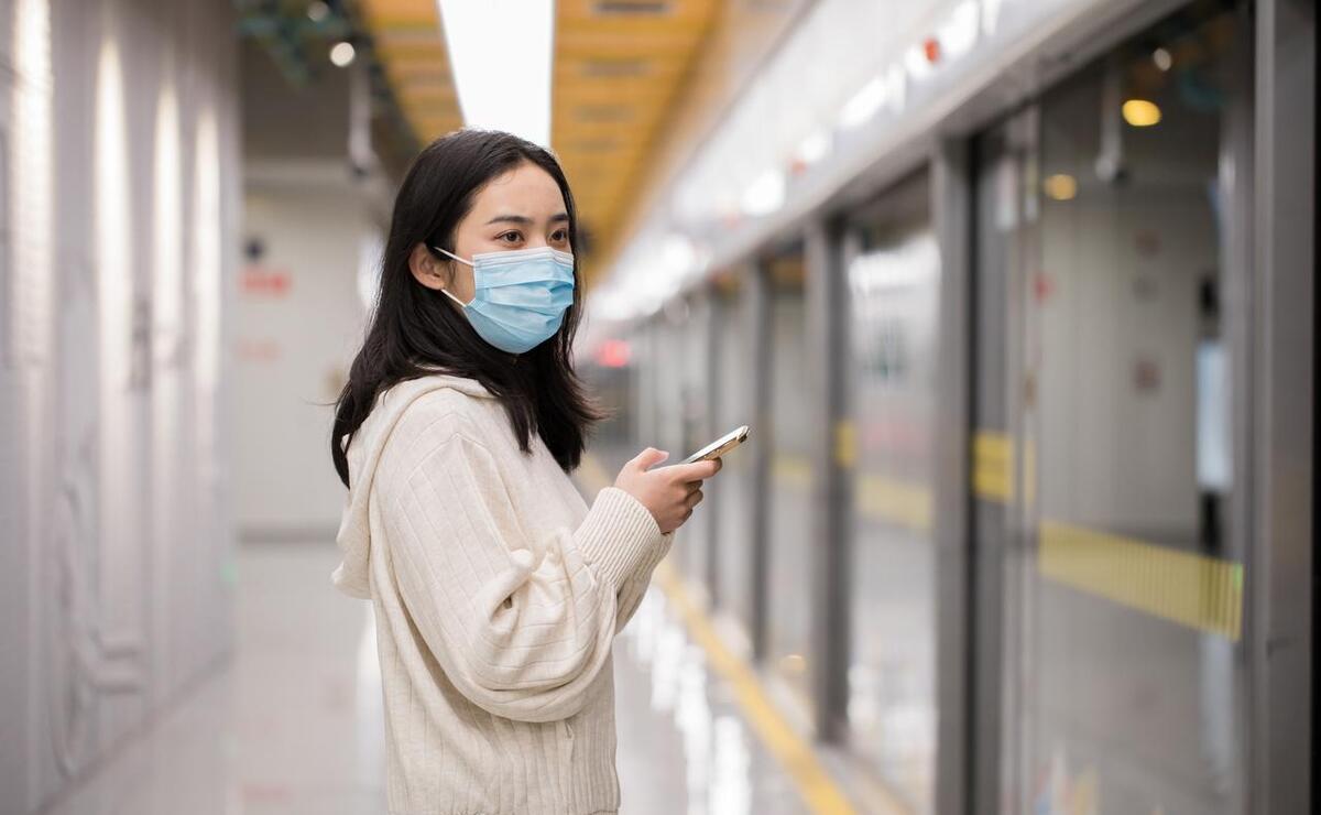 女子被入室刺伤,女孩爬栏杆被刺到