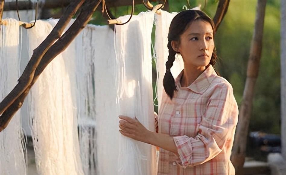 干瘪黑瘦，一口假牙，这就能演“村花”？观众表示越看越觉得假