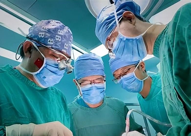 成都男子被锁,男子被铁锁打后续