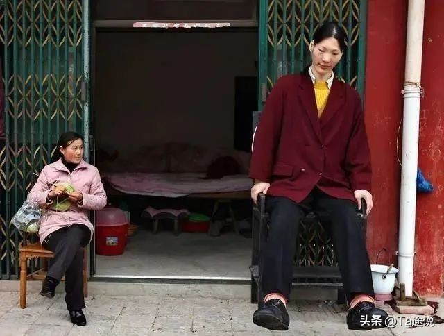 中国最高的女巨人比姚明高22cm,14岁女巨人比姚明高8厘米