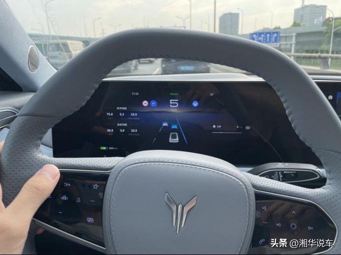 岚图追光舒适和运动模式区别,新车岚图商务车7座售价