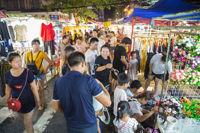 夜市阿叔：摆摊卖棉花糖，5元一个，日卖50～80个