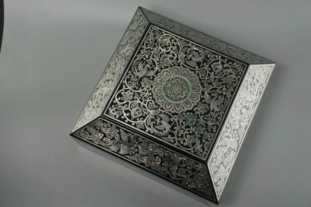 她一件作品卖几十万，如今隐于市，徒弟成景德镇红人