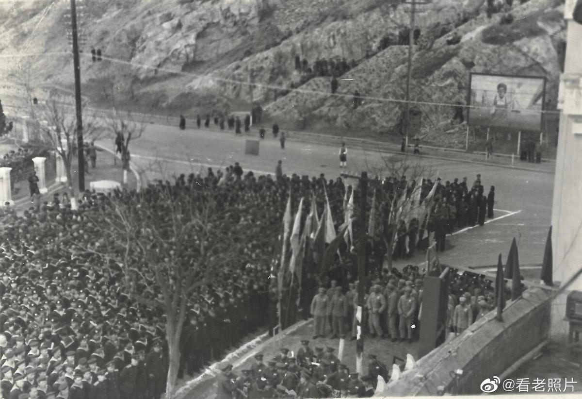 30个老照片记录女子与洋人*片鸦**烟枪下的白日梦