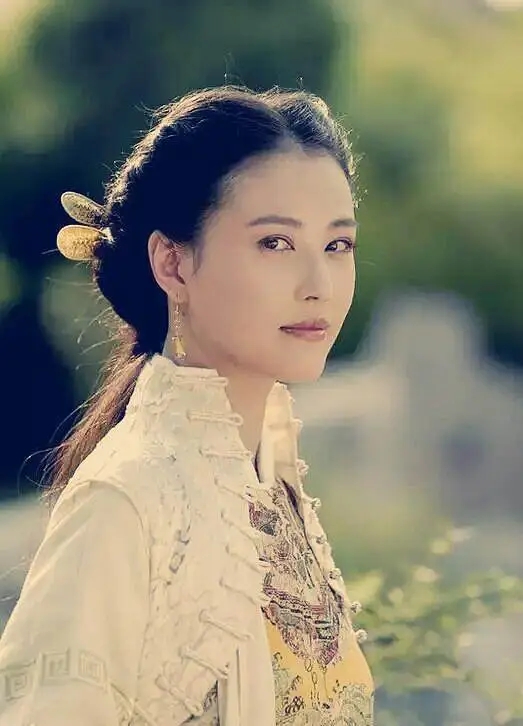 最有钱女明星刘亦菲,刘亦菲秀名贵翡翠大耳环