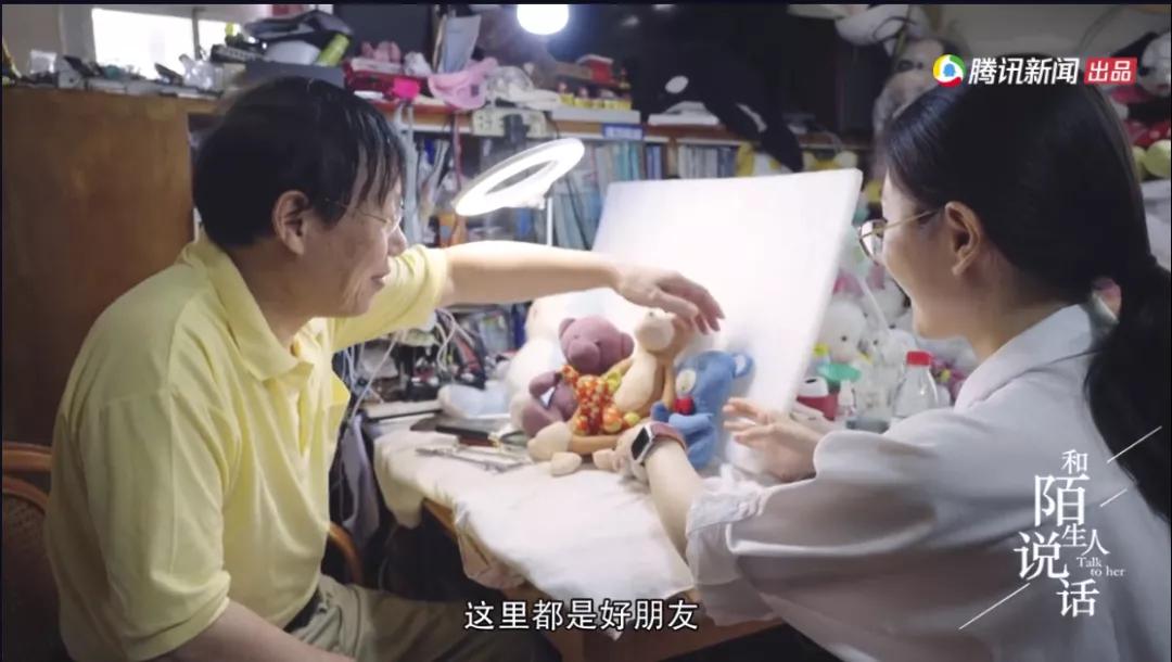 74岁上海“娃娃大夫”走红,花10年治好上千只娃娃:太治愈了