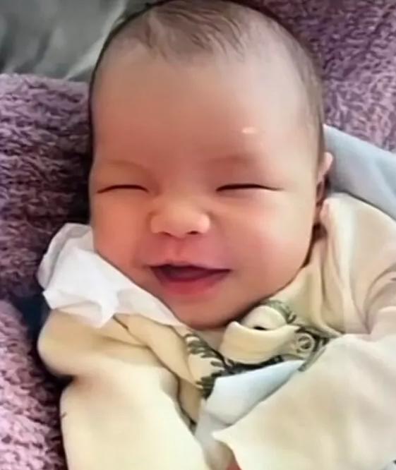 兜儿热度超过韩安冉，被嘲靠生孩子洗白，女儿是“深渊巨口”