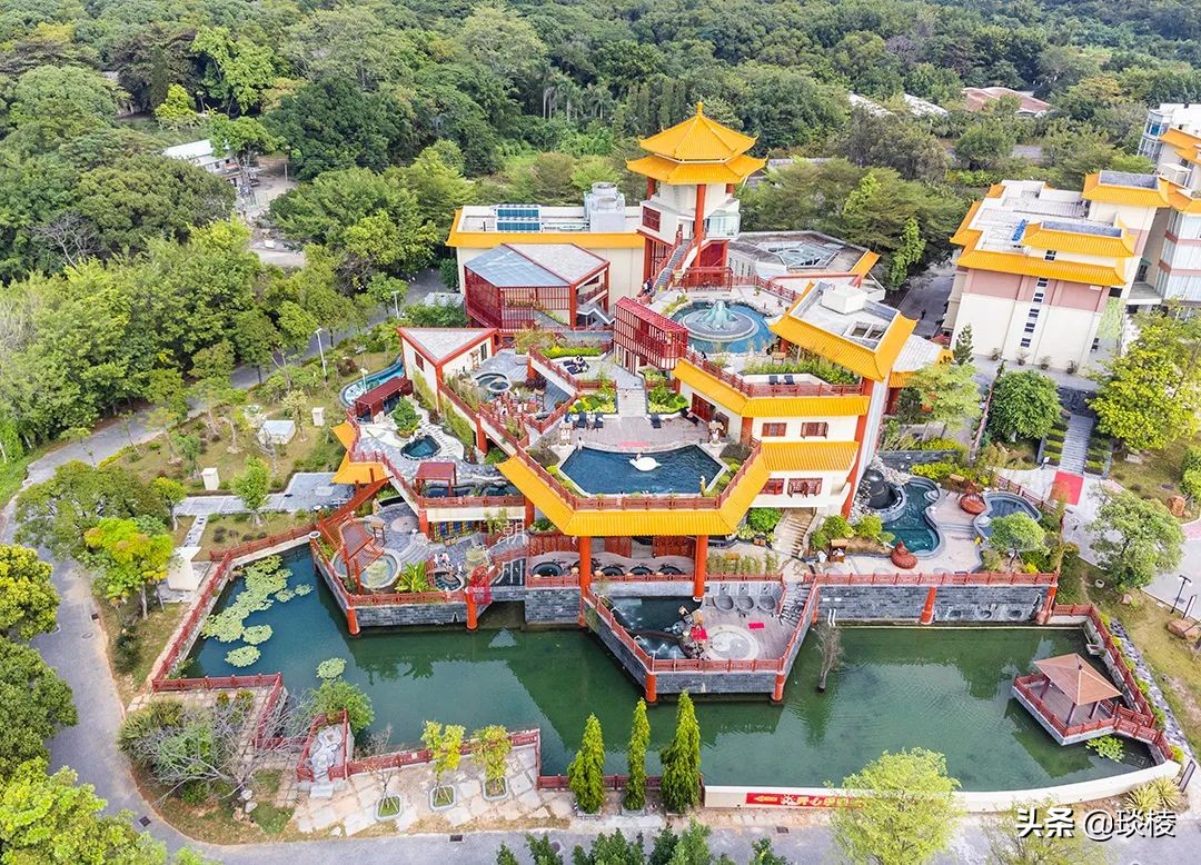 空中也能泡温泉?这个度假村,泡池层层叠叠,竟像梯田一样立体