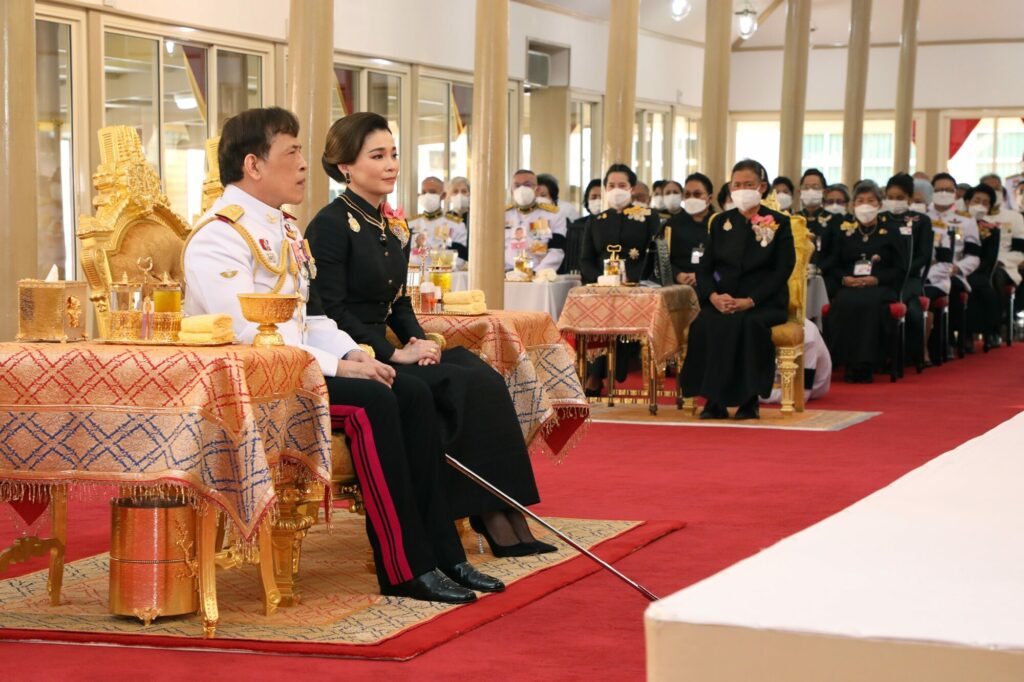 泰国王后跪在国王面前,泰国国王加冕王后跪走