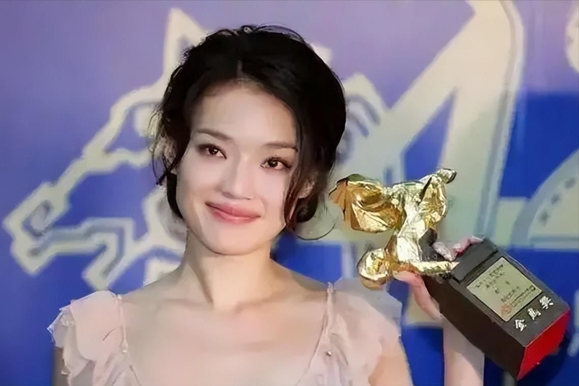 露*裤底**、露下乳、穿渔网内衣，女星们的穿着真的可以随心所欲吗？