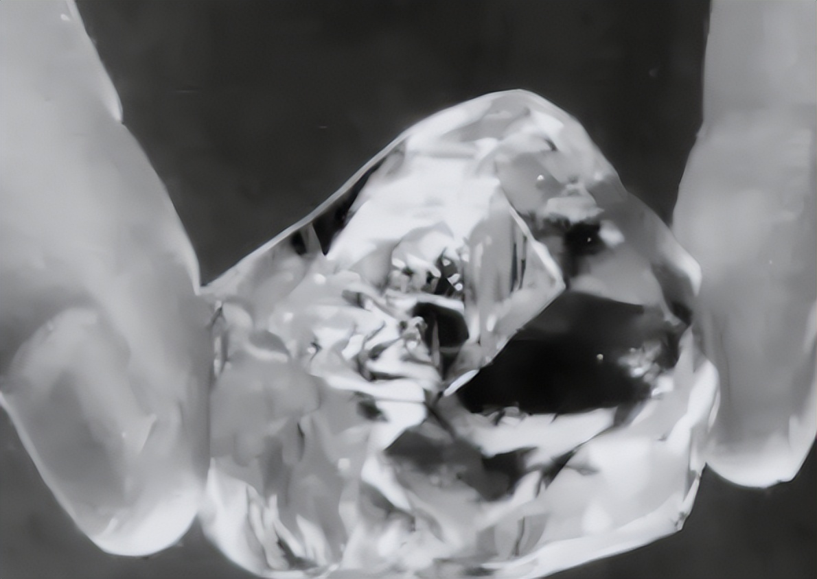 1997年山东女孩捡到价值10亿的钻石,捡到10亿钻石上交42年后现状