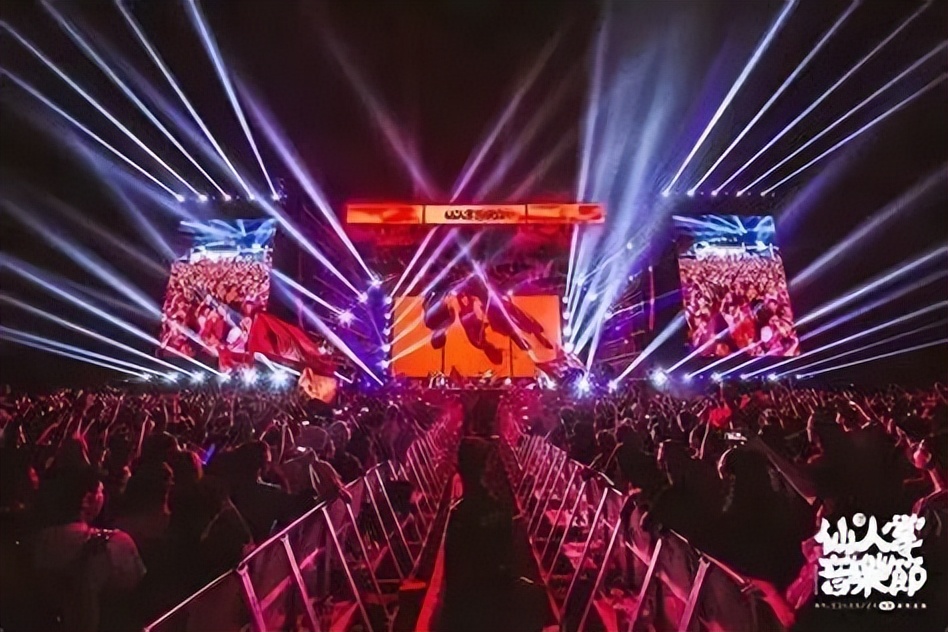 热搜刷屏舞台背后的LED显示屏，让人直呼“泰裤啦！”