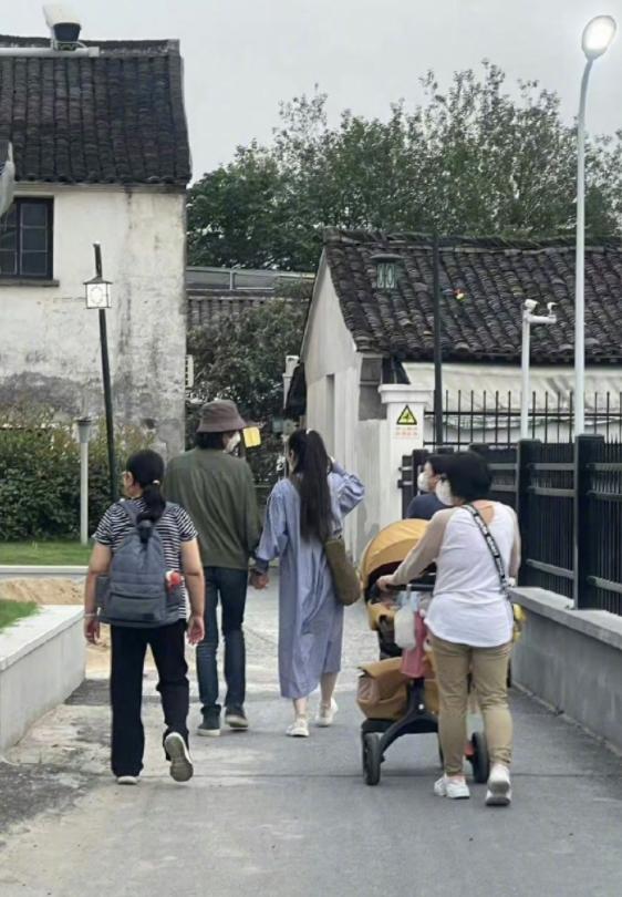 向佐郭碧婷儿子周岁宴,向佐与郭碧婷甜蜜合照