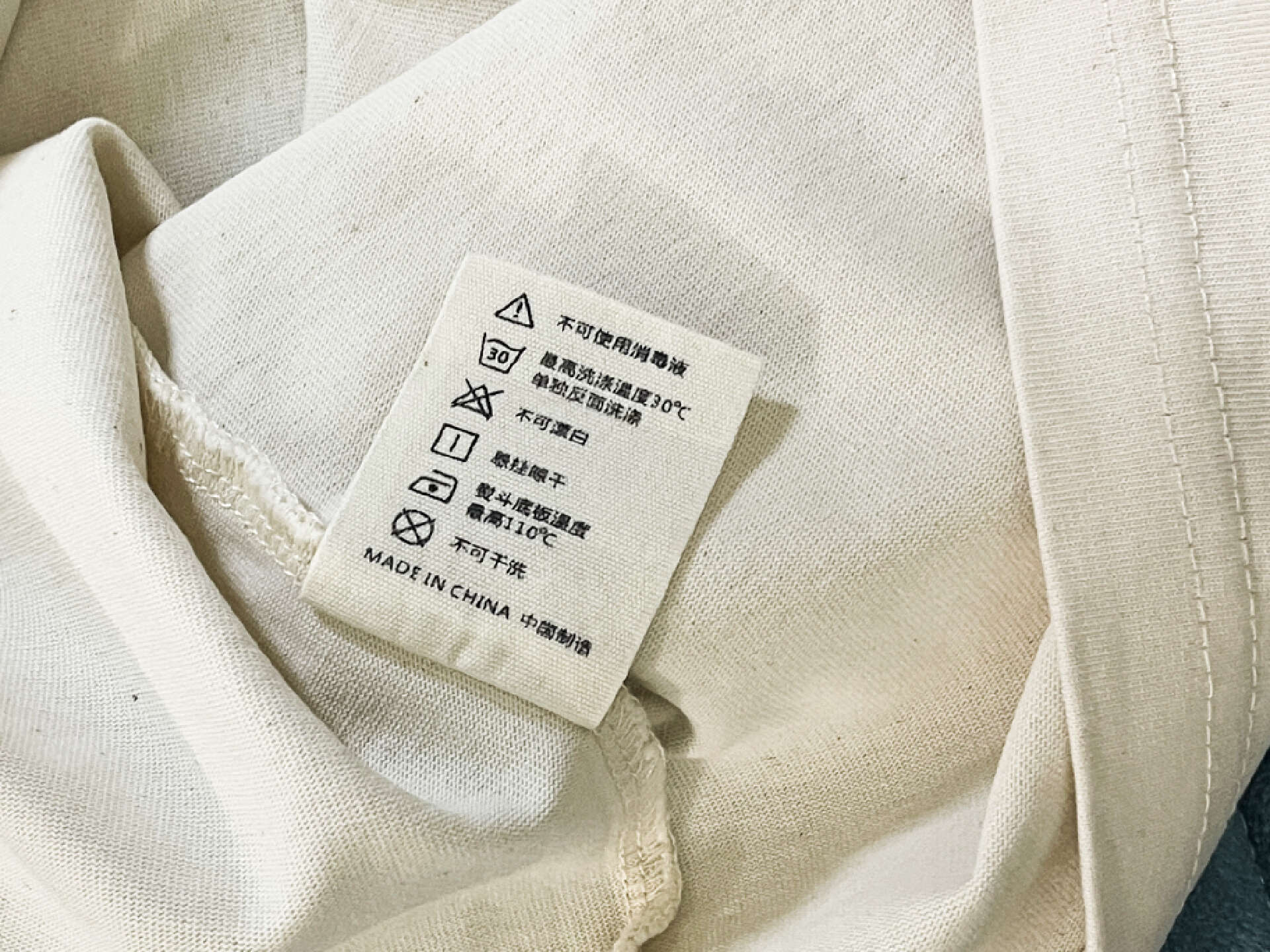 百元以内,极简穿搭,这五件短袖让你出门成潮男