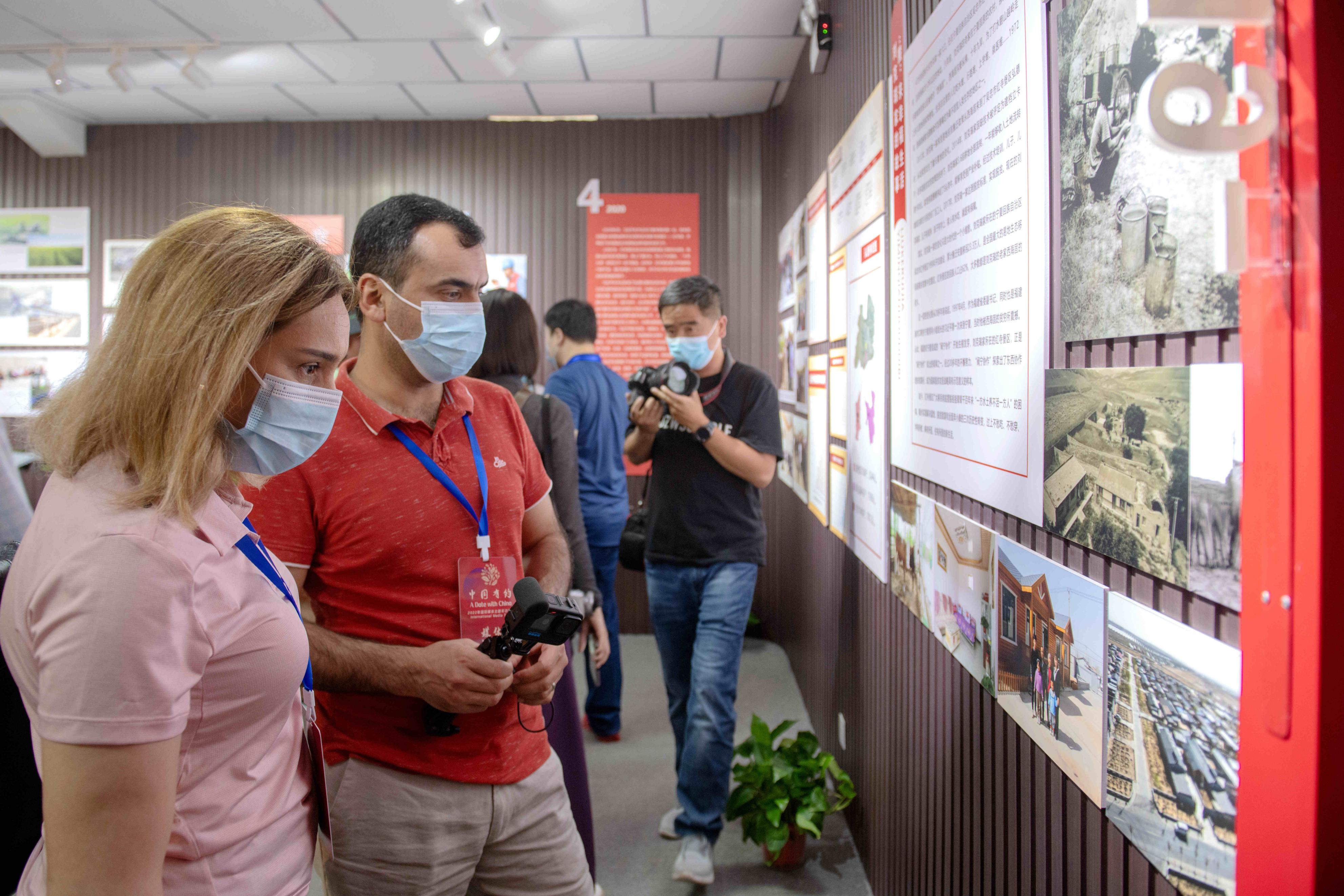 外国记者探访中国治沙造林,银川弘德村移民