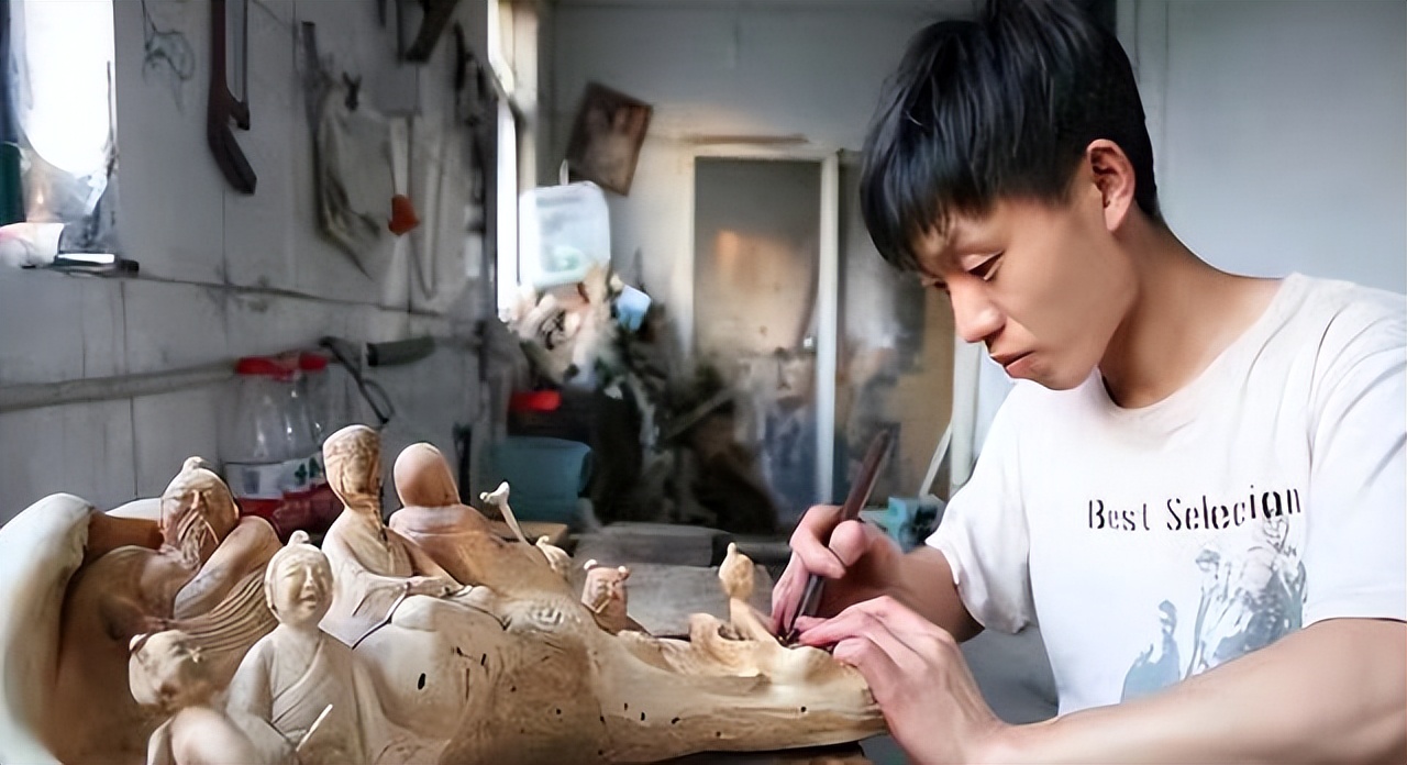 15米长东方雄狮根雕300万元拒卖,广西男子雕刻30吨楠木雄狮