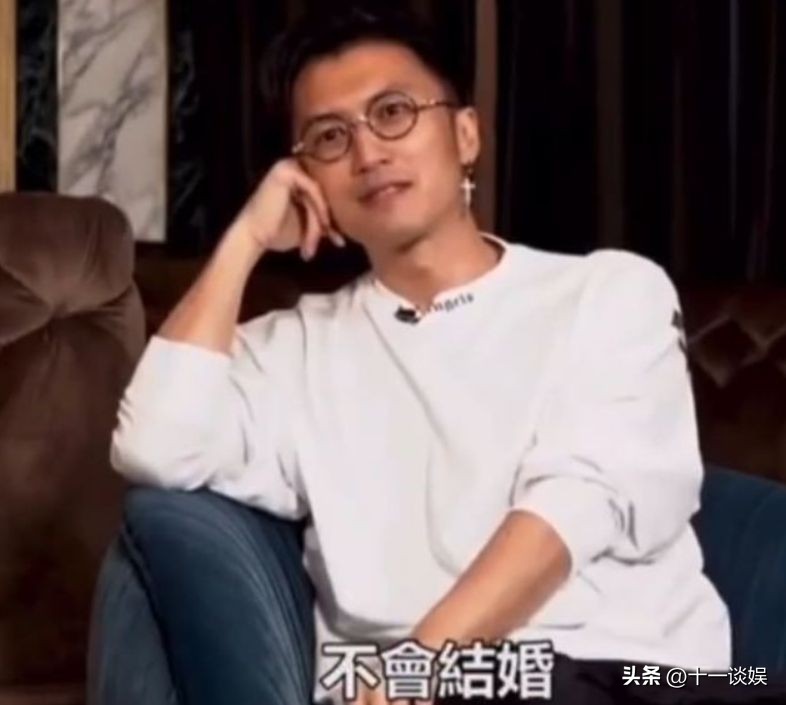 谢霆锋身高再惹争议，与王菲同框矮了一截，脚上厚底鞋抢镜