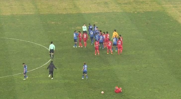 武磊被拉倒地后霸气回应,武磊踢满全场进球却引发争议