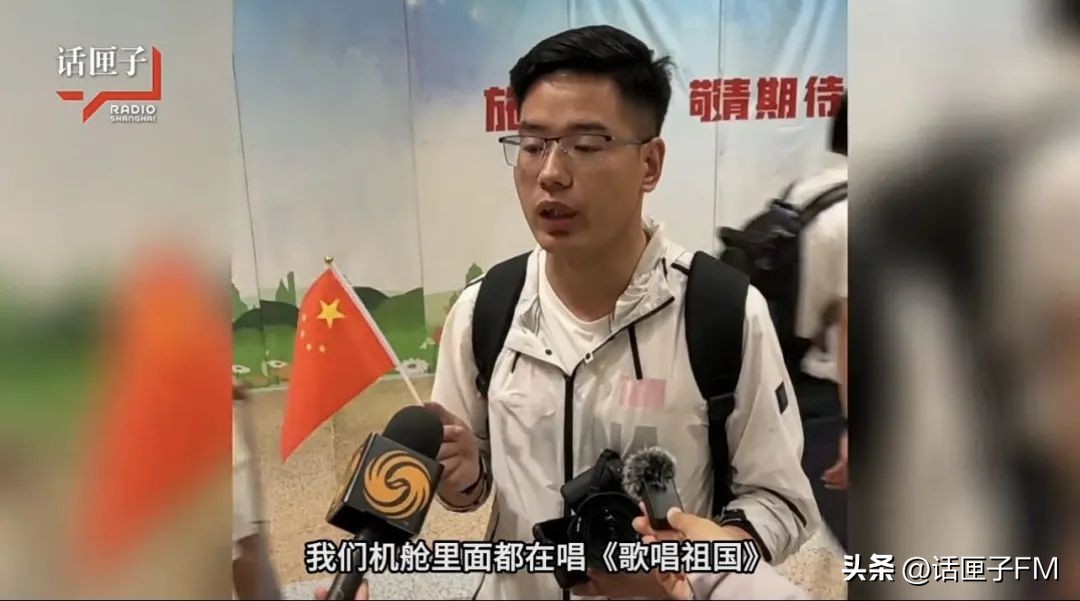 民航最高礼仪迎接c919飞机,商业首航成功c919过水门现场