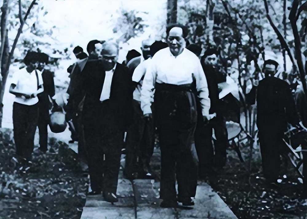 毛主席视察杭州,市委书记却“摆官架子”不迎接,江华有何来头?