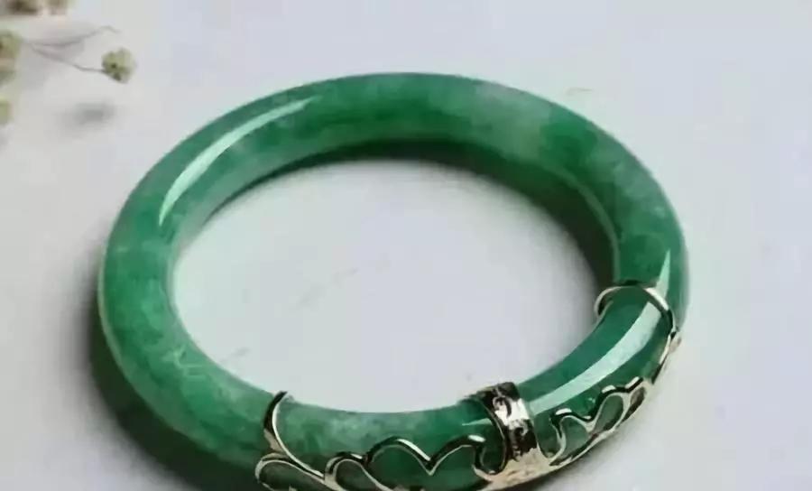 翡翠裂如何修复,翡翠有裂怎么办能修复吗