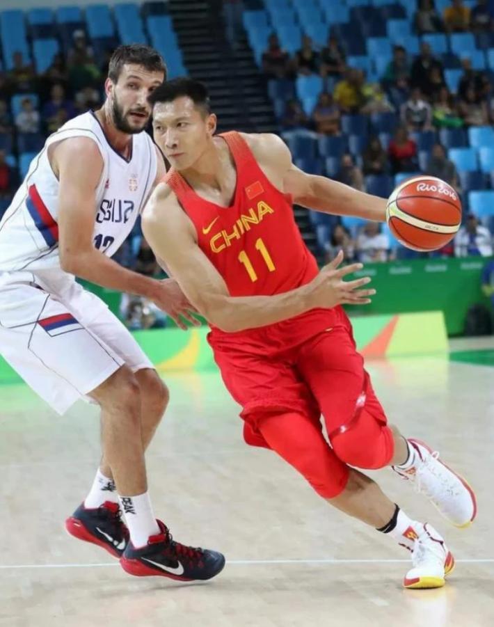 易建联：娶巴西足球宝贝荆灵，婚后连生两胎，如今妻儿都定居美国