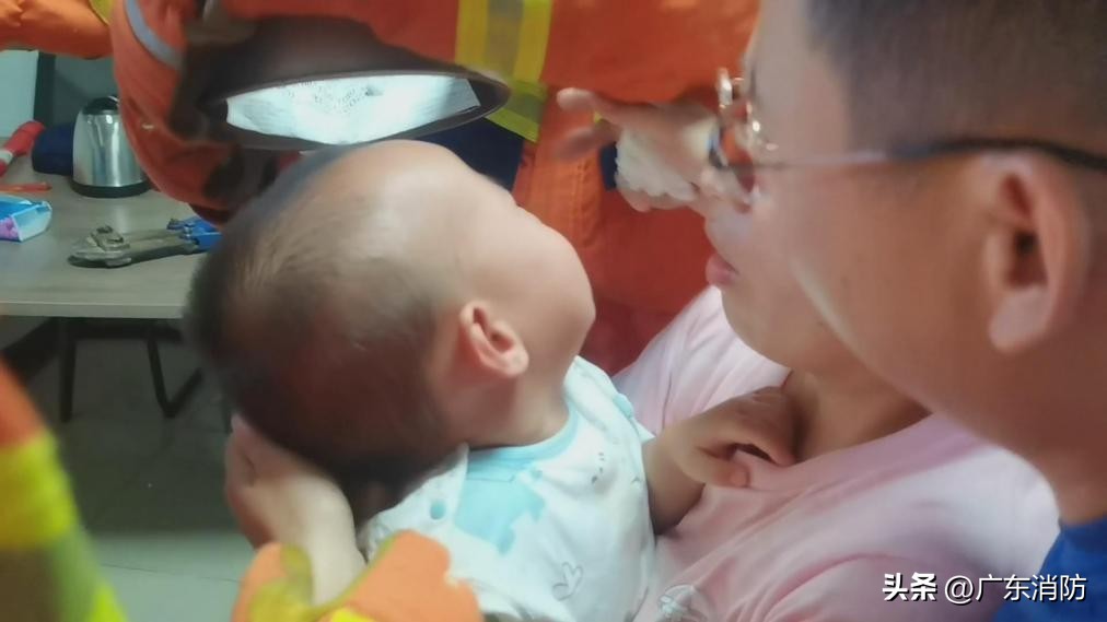 萌娃头被卡求助消防,萌娃卡住消防员