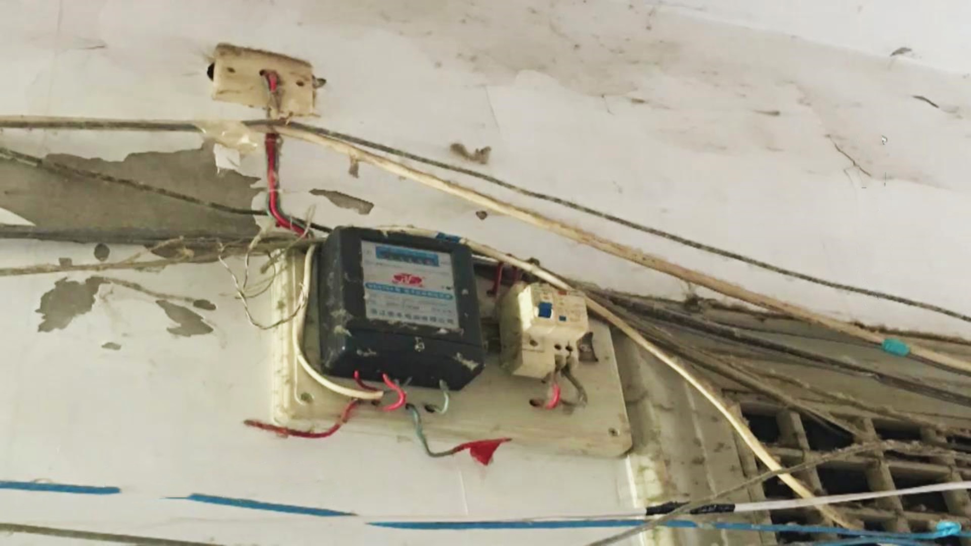 76岁老汉有4个女儿，却要签下认识1个月的男人，给自己当儿子养老