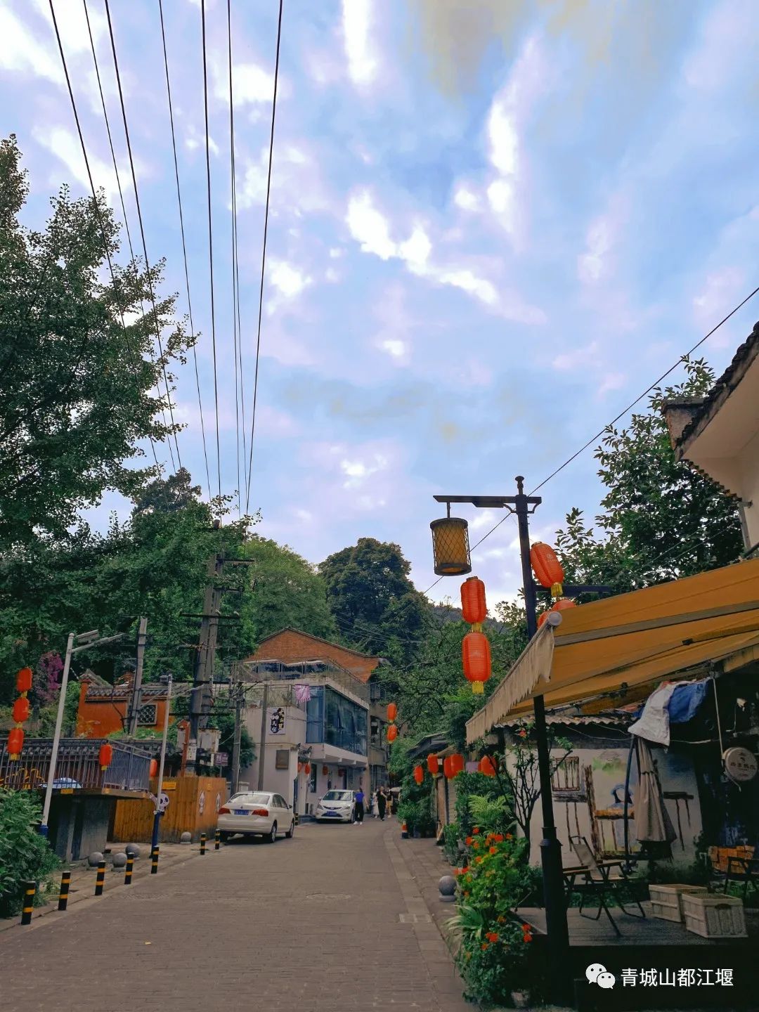 初秋城市漫游指南！都江堰8大爆款夜游地全在这里，吹河风尝美食get暴走两万步的畅快~