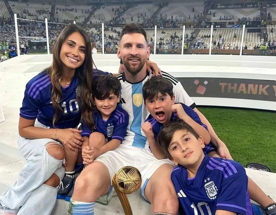 从侏儒到世界球王催泪纪录片,从小患上侏儒症梅西