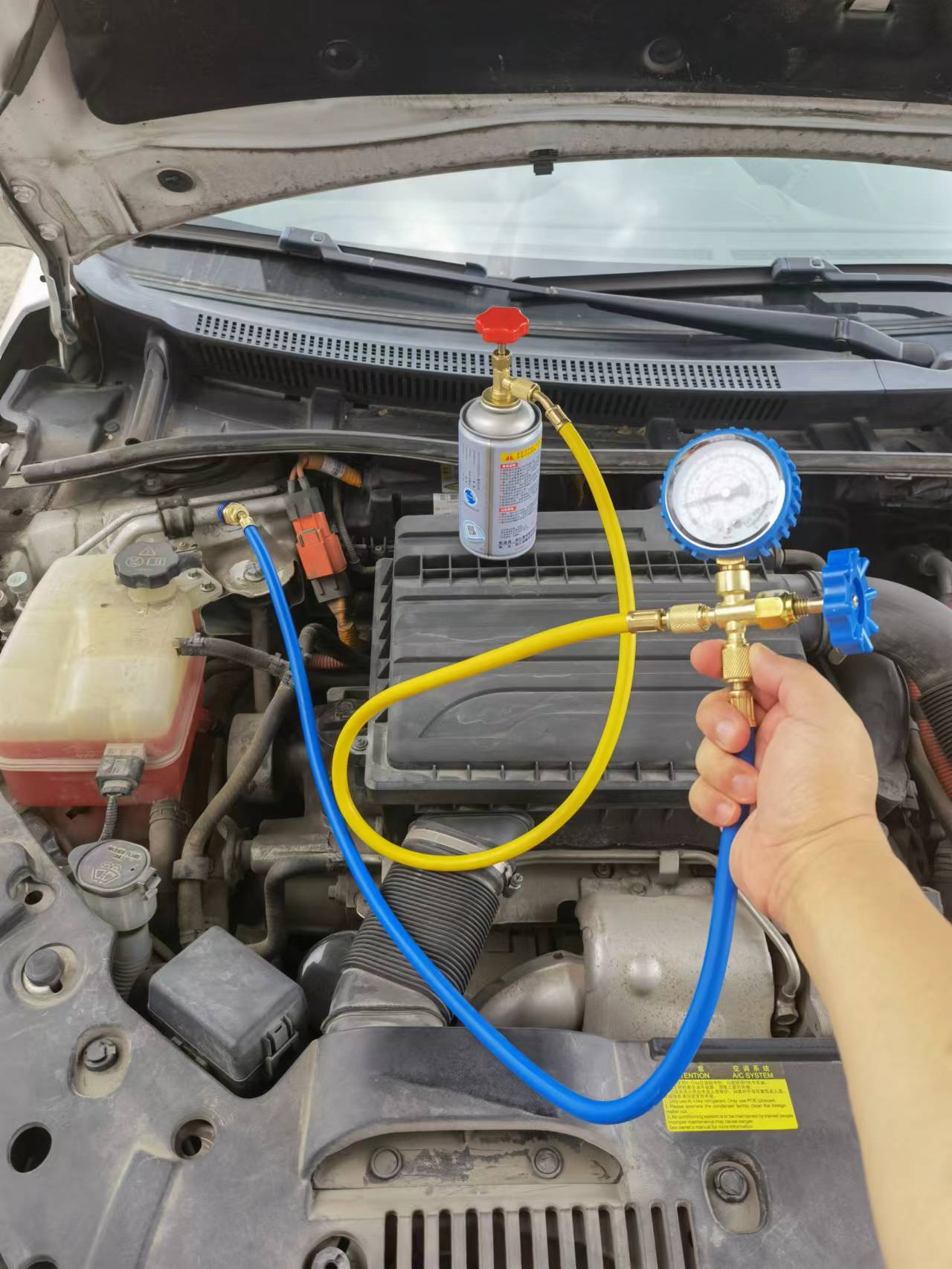 比亚迪秦混动冷媒怎么加,比亚迪秦加冷媒