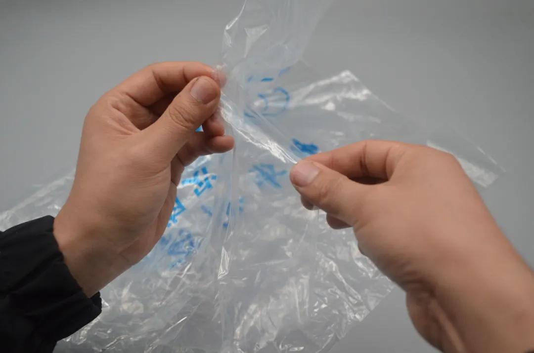 使用塑料袋双面胶笔做书包小挂件,塑料袋双面胶