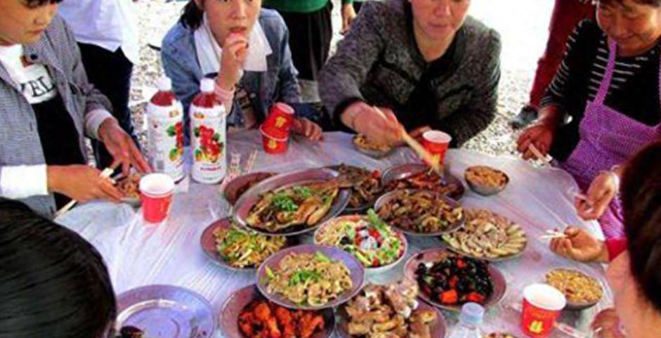 40岁，老光棍，隔壁新来的大妈故意走光，无意看到那抹黑色风景