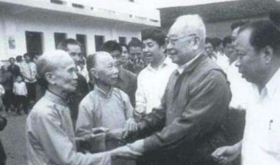 89年叶飞受邀访问菲律宾，临行前向中央提出：访菲时能为父母扫墓