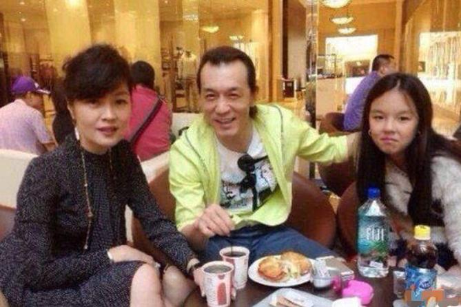 国内赚钱国外花，这7位知名明星移居国外，个个住豪宅开豪车