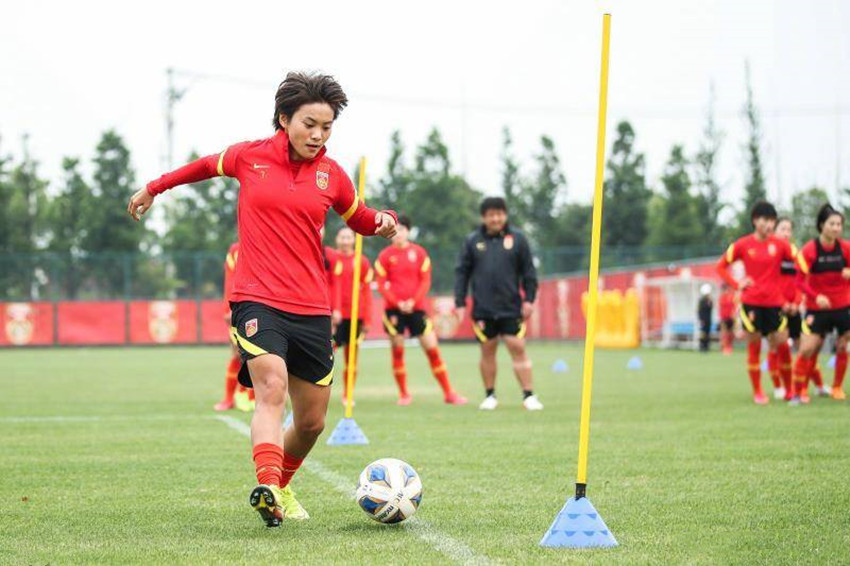 王霜几岁开始踢球,王霜踢进了多少球