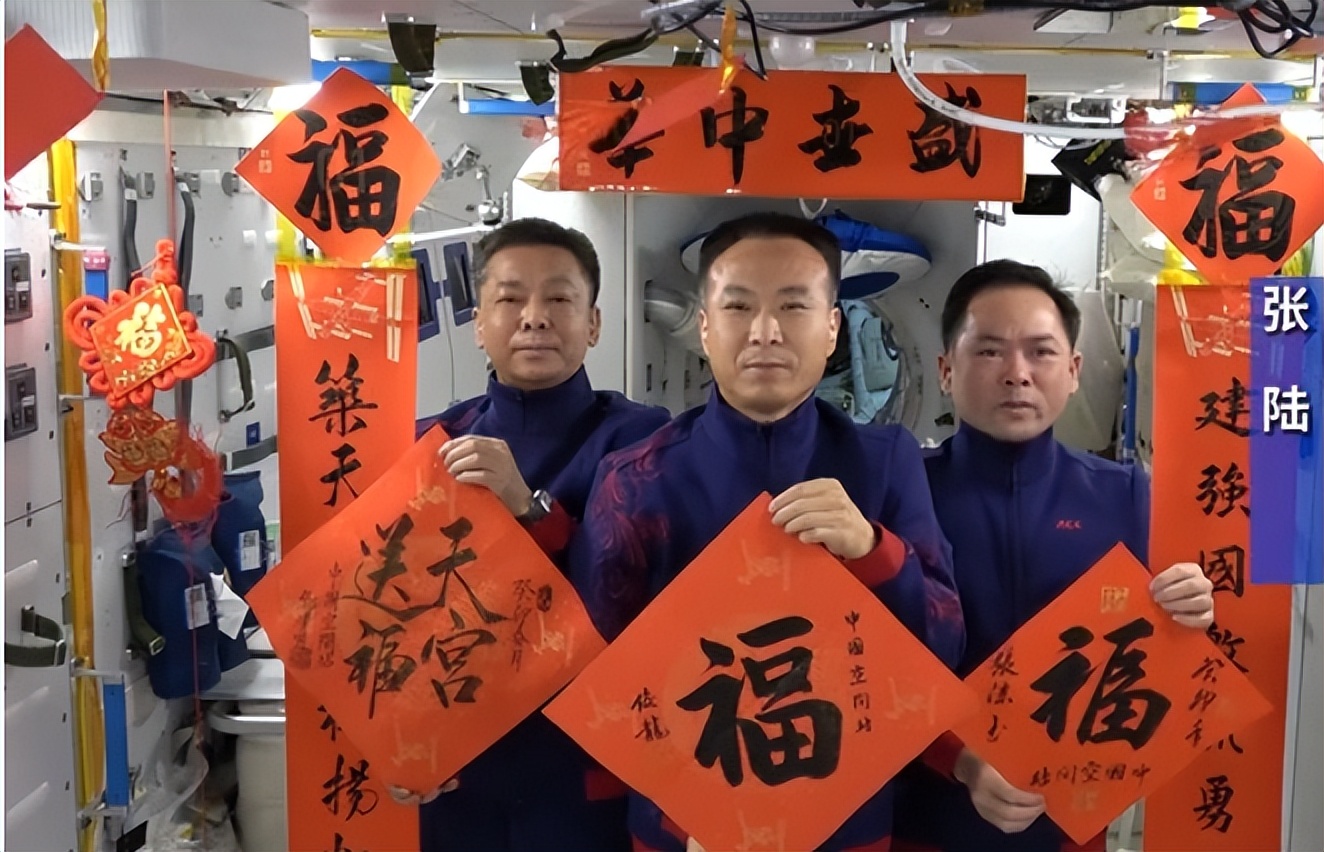 费俊龙、邓清明、张陆的手写春联，厚重大气，字字宽博，福气满满