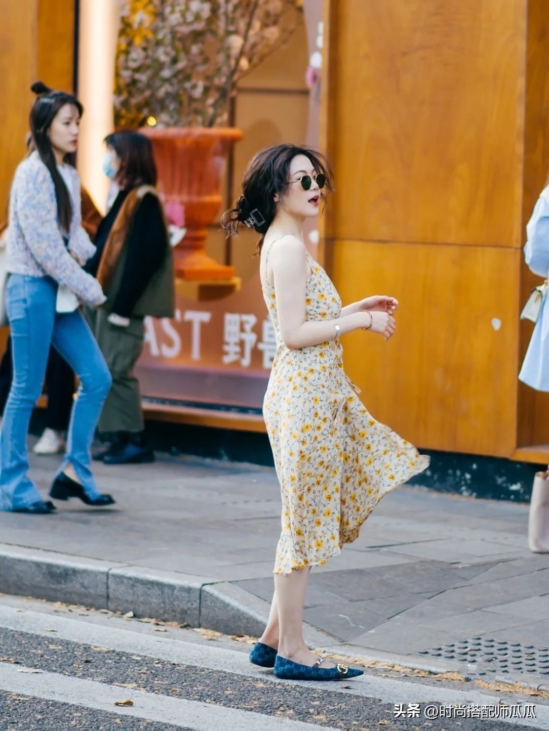街拍如何穿修身裙子,裙子穿紧点还是松点