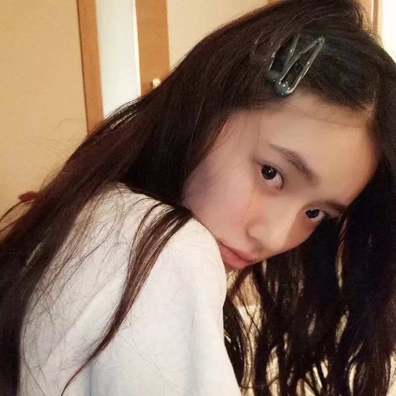 儿童用泫雅风彩色发夹怎么扎好看 (泫雅一字夹发夹佩戴方法)