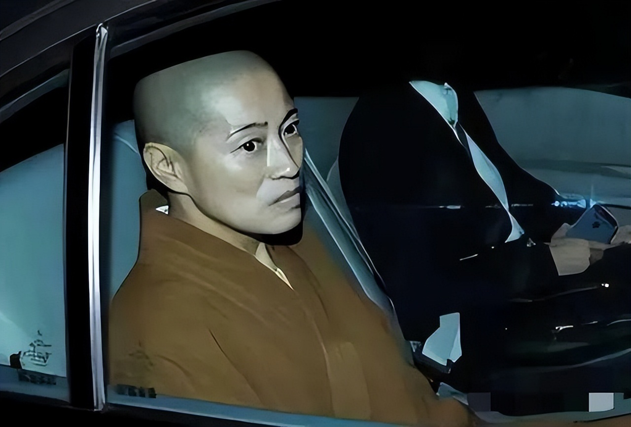 “黑丝师太”释智定：白天当住持，晚上开豪车住4000万别墅养男人