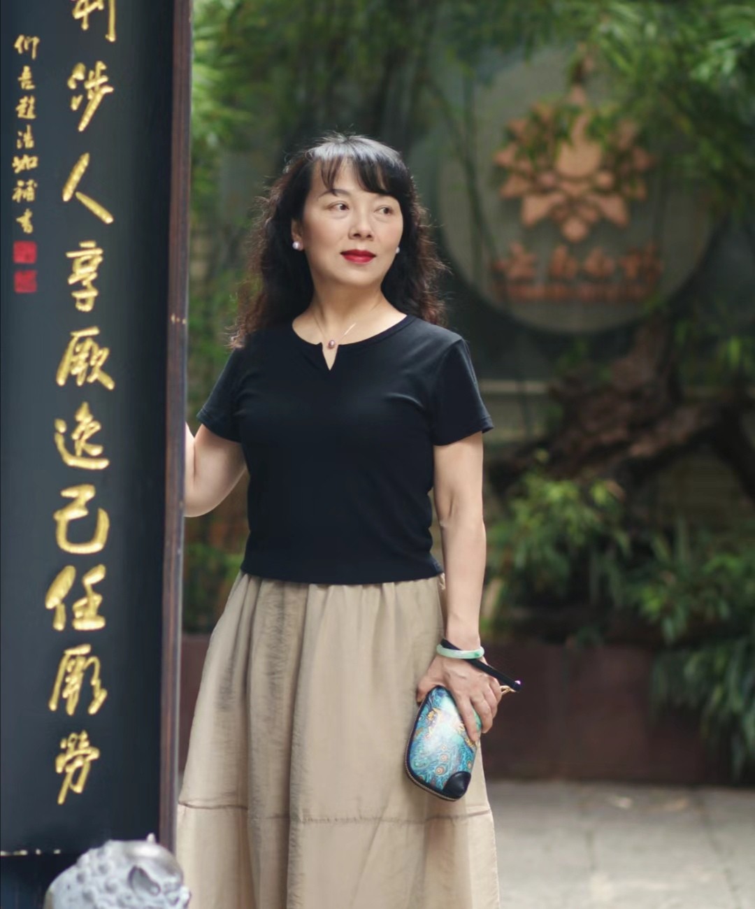 50岁女人有白发剪什么样的发型,四十多岁女人白发多适合什么发型