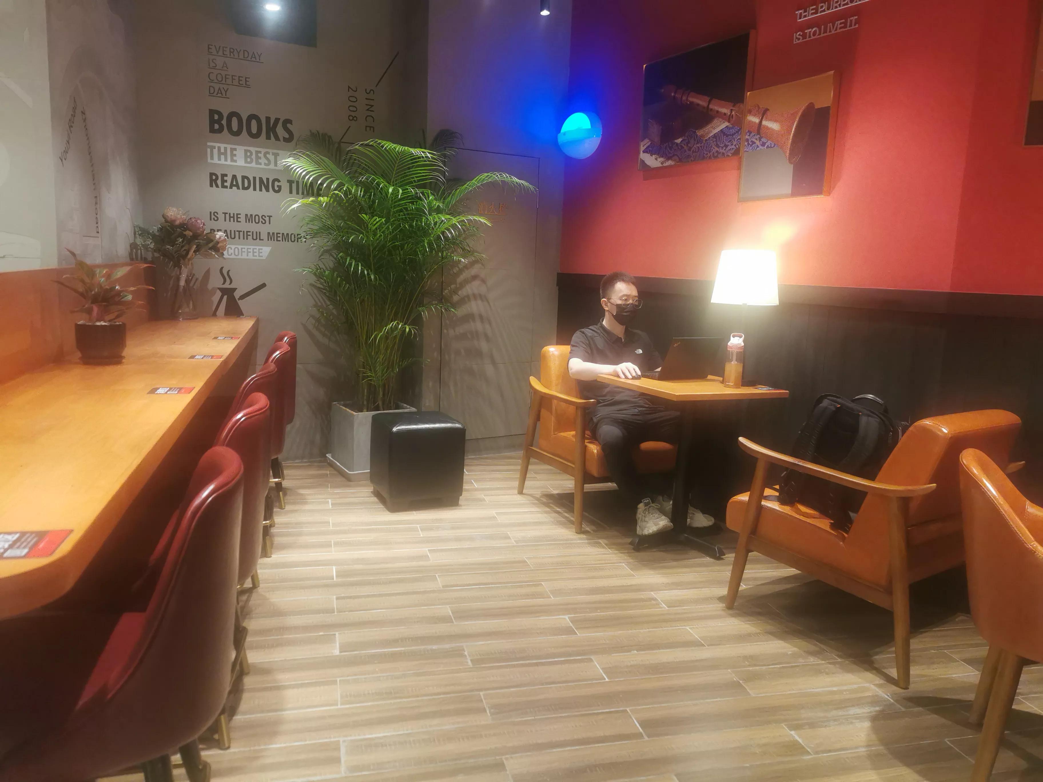 一座有灵魂的商城必须有一个美好的书店咖啡馆